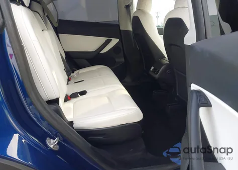 2021 Tesla Model Y Long Range Dual Motor All-Wheel Drive z USA, uszkodzony, nr VIN 5YJYGAEE1MF136878